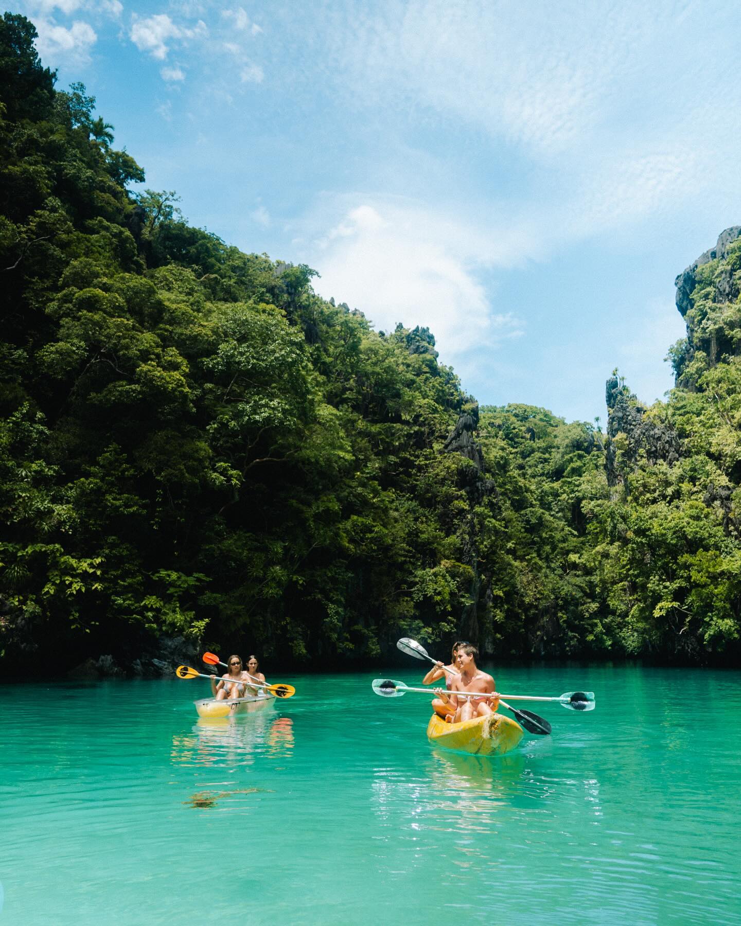 Brb just booking a trip to the Philippines🌴🌊 
•
•
•
•
•
#philippinestravel #islandhopping #travelphilippines #elnidopalawanphilippines #portbarton #puertoprincesa #grouptravel #wanderlust