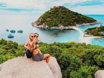 girls taking selfie at Koh Nang Yuan Viewpoint in Thailand